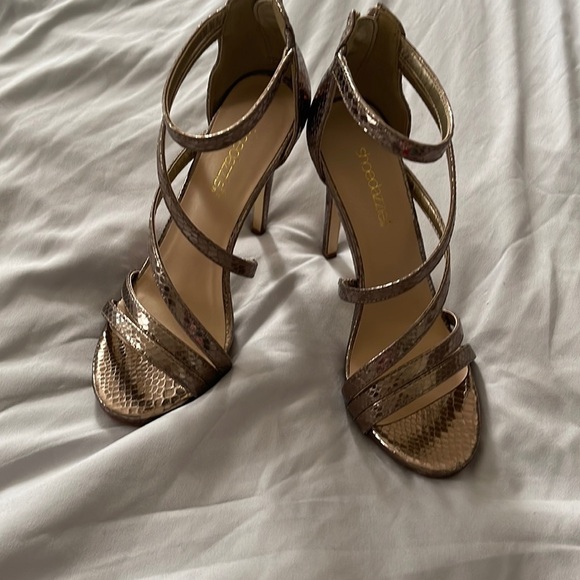 Shoe Dazzle Shoes - Shoe dazzle. Bronze snakeskin heels. Size 7.5